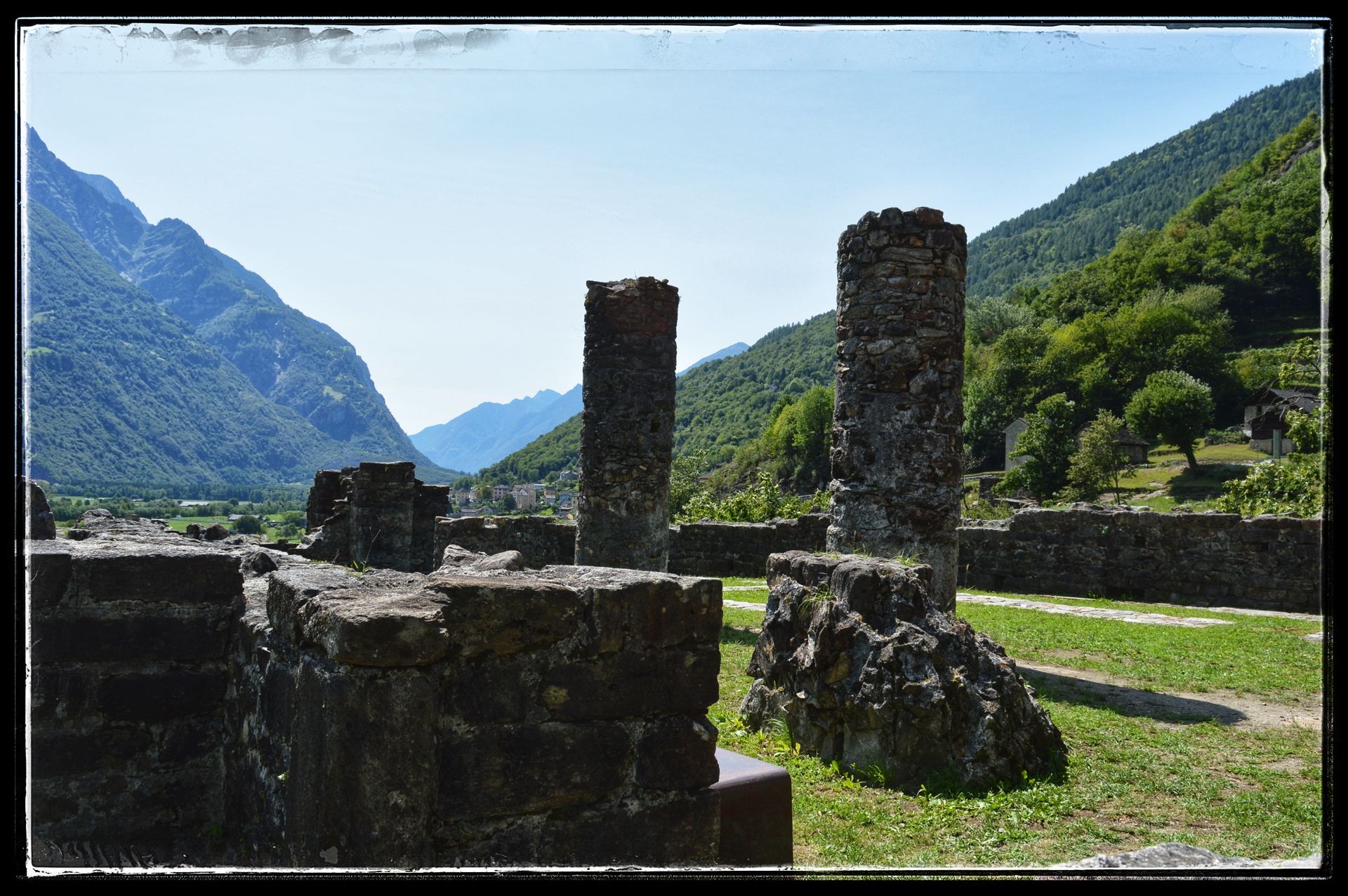 Castello di Serravalle & het kerkje Santa Maria del Castello